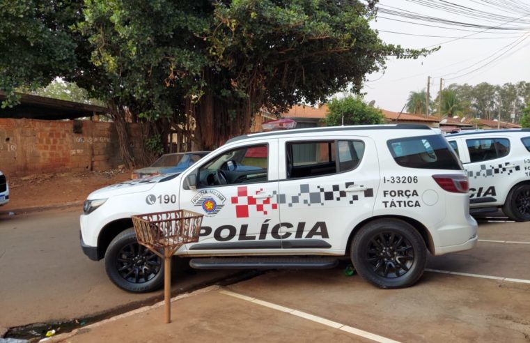 Ladrão pratica assalto colocando faca no pescoço da vítima