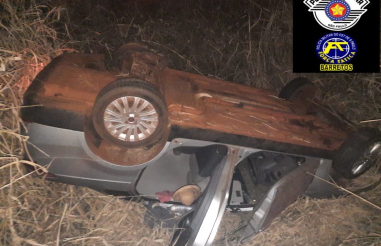 Veículo dublê capota após perseguição