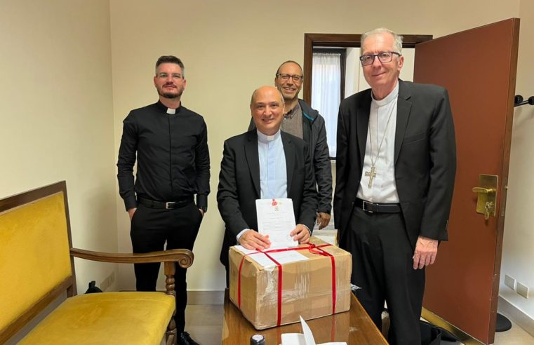 Dom Milton entrega documentos da fase diocesana da causa de beatificação de padre André no Dicastério