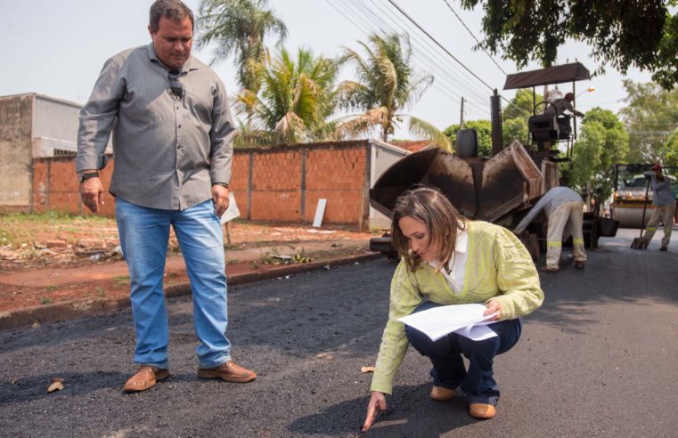 Prefeita Paula Lemos visita obras de pavimentação e recapeamento