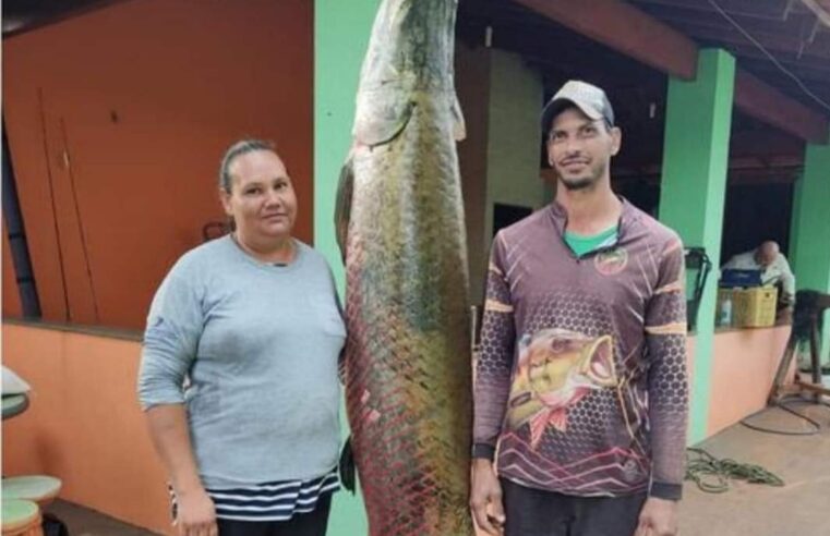 Pescador pesca pirarucu de 113kg no Rio Grande