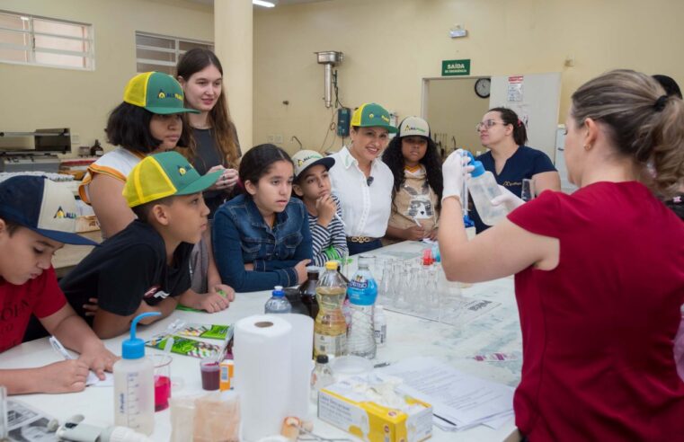 Estudantes da rede municipal de ensino visitam laboratório de análises agrícolas