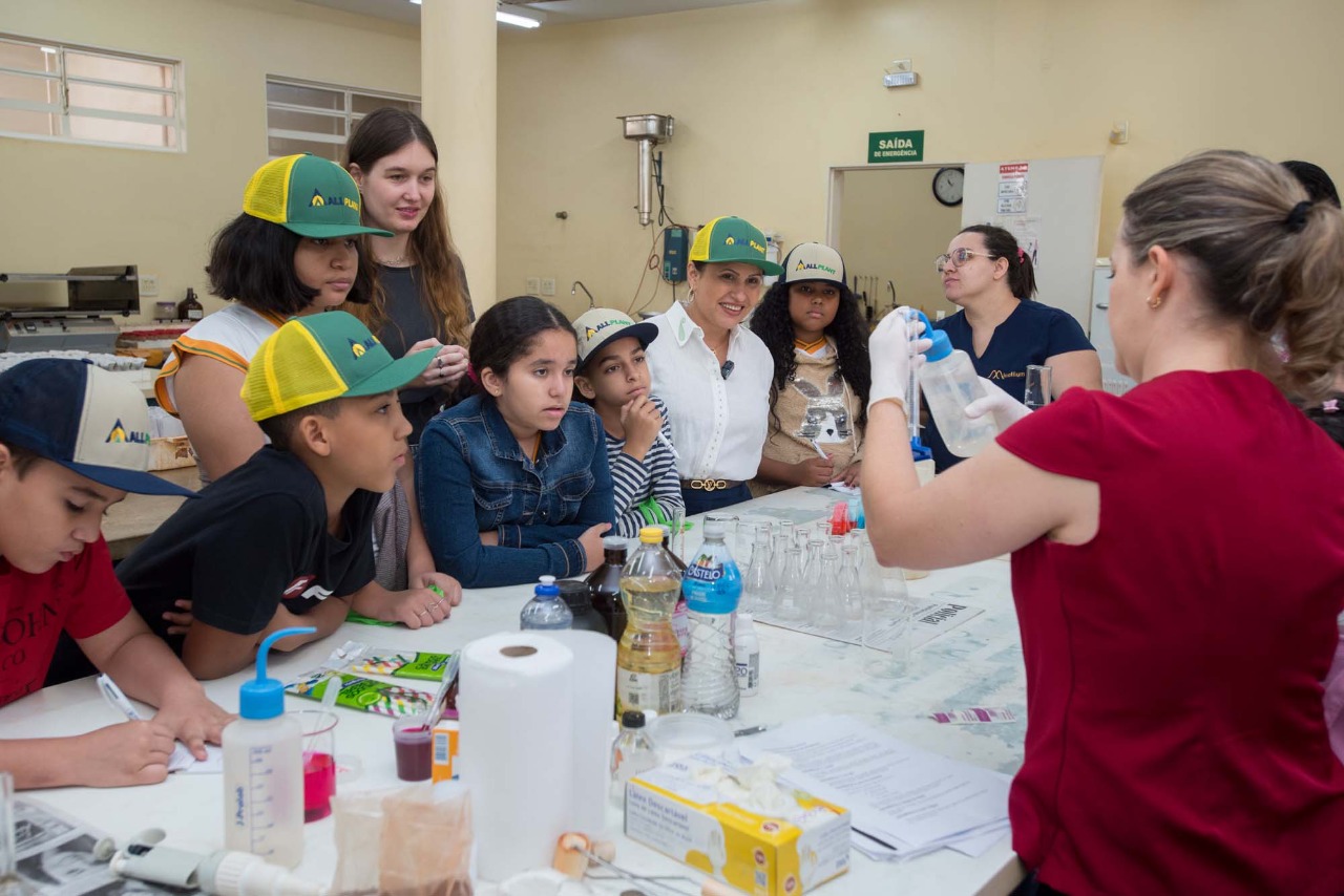 Estudantes da rede municipal de ensino visitam laboratório de análises agrícolas