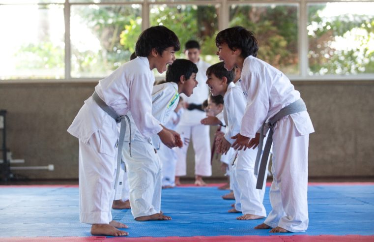 Parceria entre Prefeitura e Sesi oferece aulas gratuitas de karatê e handebol