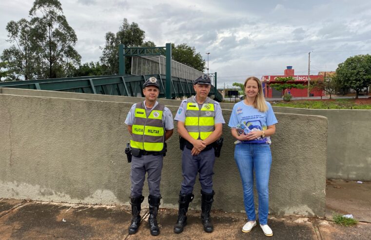 Tebe realiza campanha para estimular o uso da passarela para prevenir acidentes na área urbana