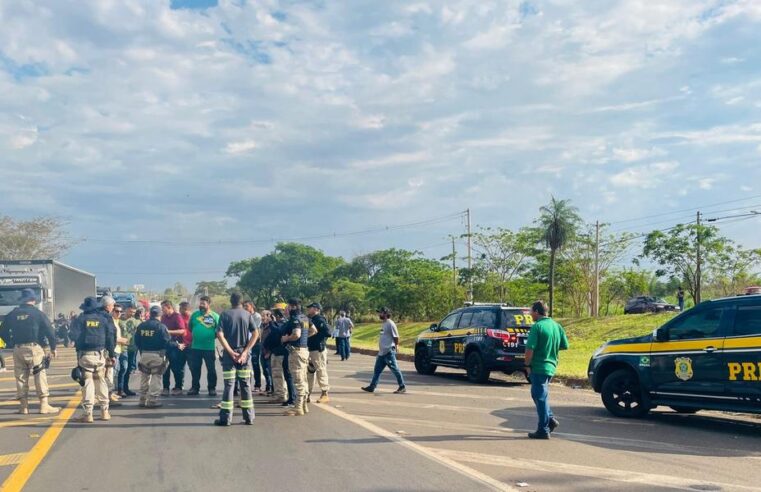 Manifestantes queimam pneus e fecham a BR-153 em Rio Preto