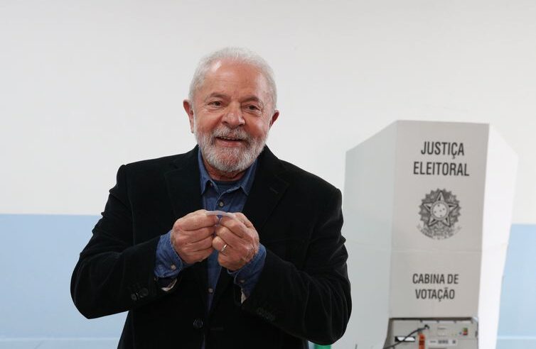 Lula fez cirurgia para retirada de lesão na laringe