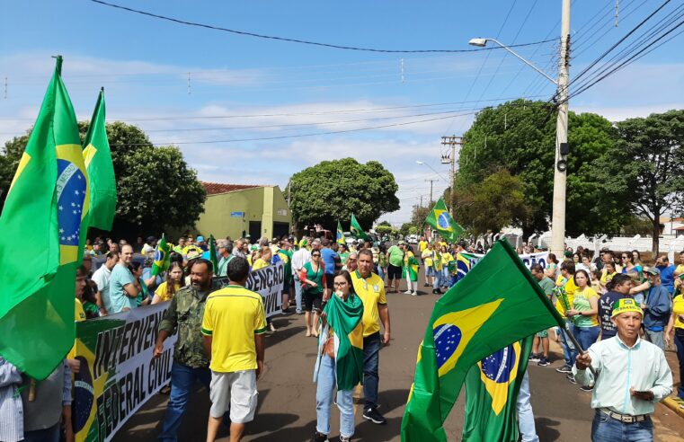 Manifestação pede Intervenção Militar foi realizada em frente ao Tiro de Guerra