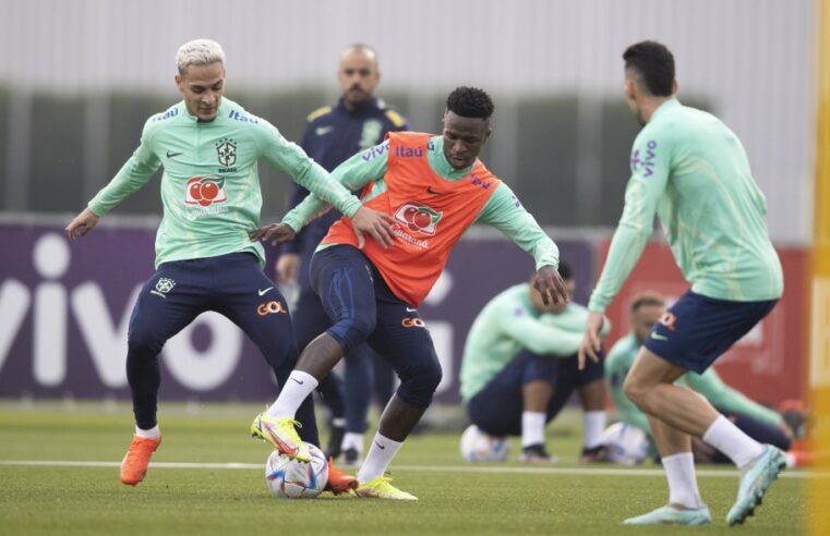 Seleção Brasileira faz treinamento com todos os aletas no gramado