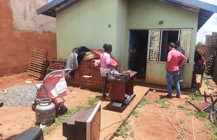 Casa pega fogo no bairro Leda Amêndola