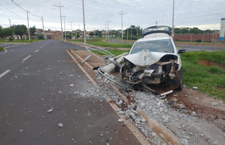Carro derruba poste na Avenida das Nações