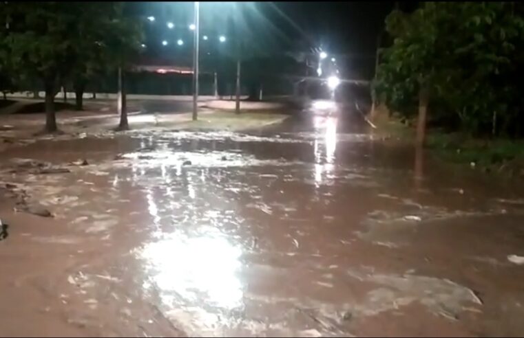 Vias são interditadas após fortes chuva, informa Prefeitura