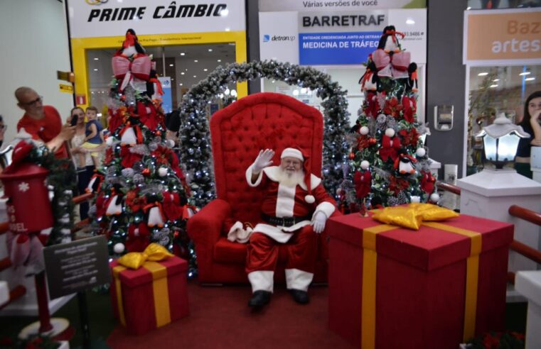 Papai Noel atende diariamente no North Shopping, distribuindo balinhas Paçoquita