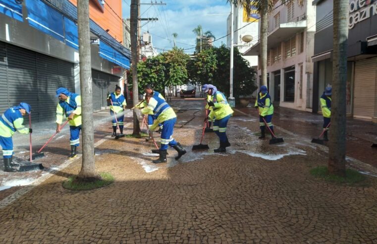 SAAE Barretos promove lavagem do calçadão