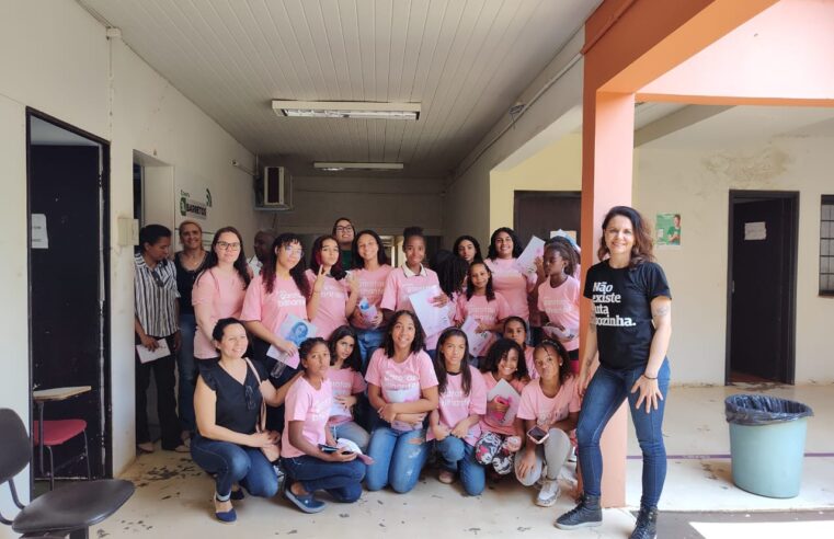 Jovens do Projeto Garotas Brilhantes participam de roda de conversa no CRAM