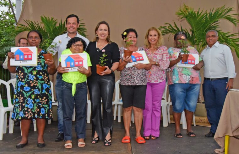 Prefeitura entrega escrituras de casas a 45 famílias do Conjunto Helly Pimenta