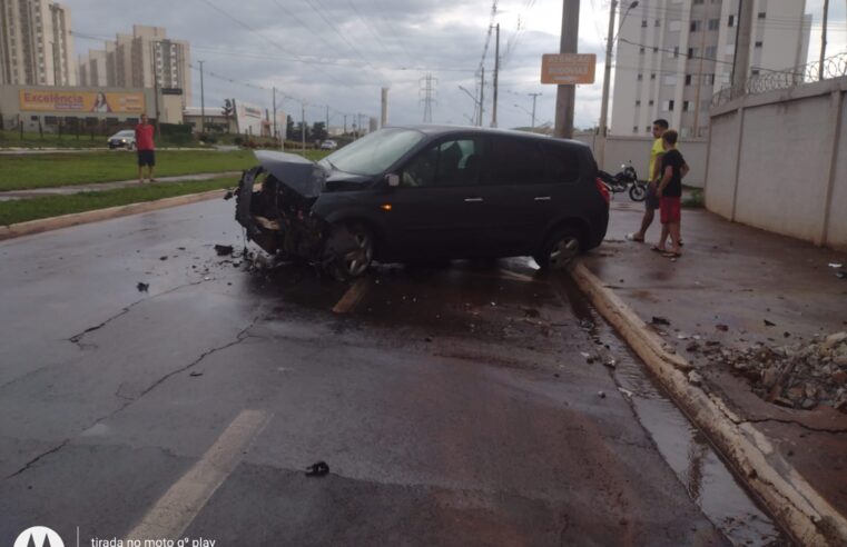 Motorista perde o controle do carro e colide em poste de energia