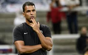 Corinthians anuncia técnico Fernando Lázaro