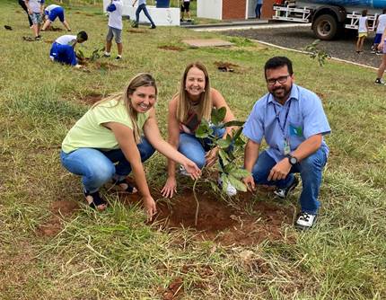 TEBE, Jornal Folha Verde e SABESP  realizam plantio de árvores em Monte Alto