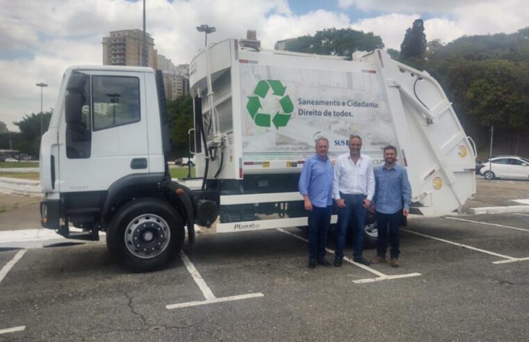 Colina é contemplada com Caminhão Compactador de Lixo