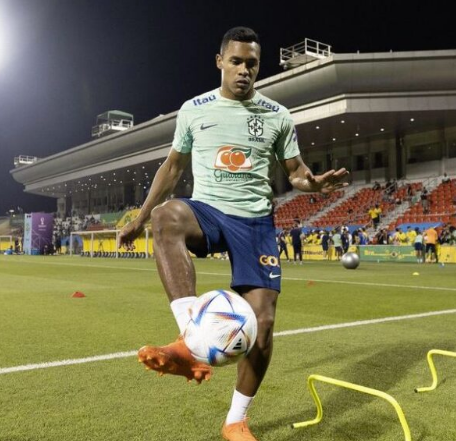 Alex Sandro treina e pode reforçar o Brasil diante da Croácia