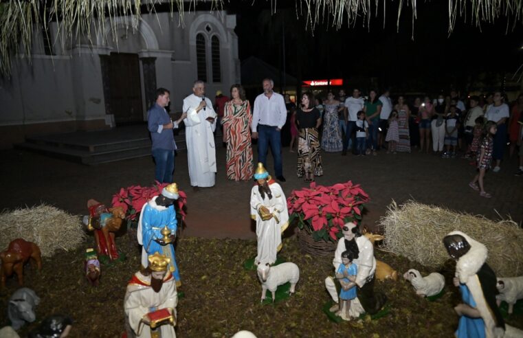 Chegada do Papai Noel abriu Natal de Colina