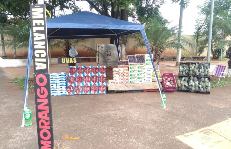 Comerciante  oferece frutas frescas para Ceia do Ano Novo em barraca