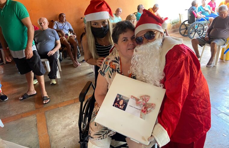 Papai Noel participa de festa na Casa André Luiz