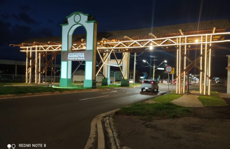 Pórtico recebe decoração de natal