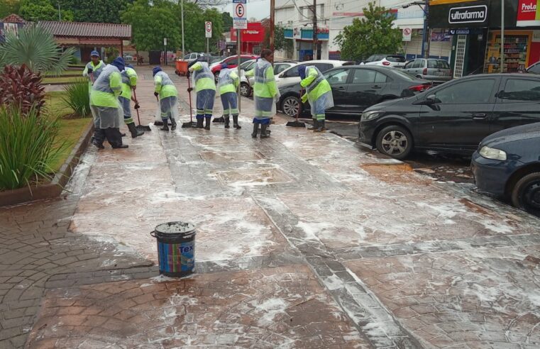 SAAE Barretos promove lavagem da praça Francisco Barreto
