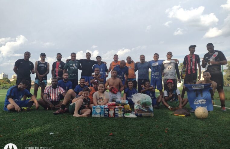 Partida de futebol e flaschback arrecadam alimentos
