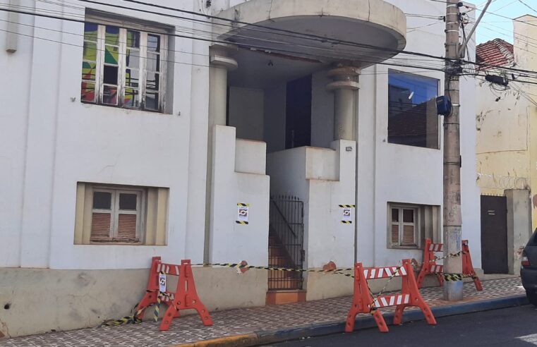 Risco de queda de marquise interdita calçada