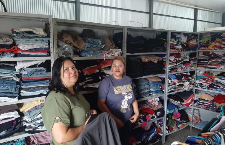 Amor Exigente vende roupas em bazar para manter projetos