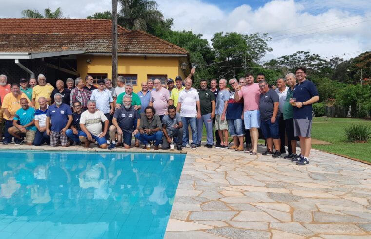 Homens participam de encontro no Frigorífico