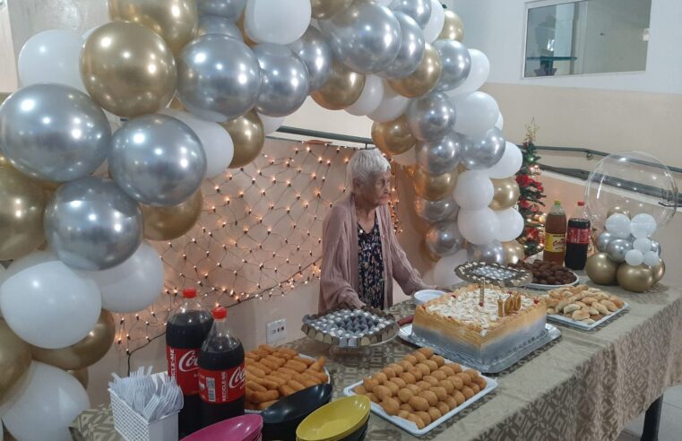 Idosa ganha festa de aniversário ao completar  100 anos