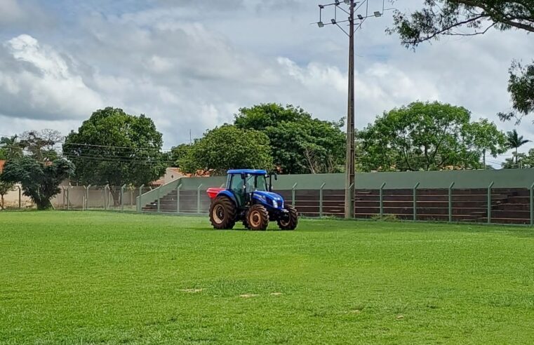 Campos de futebol do município recebem adubação