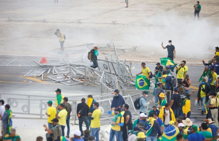 Manifestantes invadem Congresso, Planalto e STF