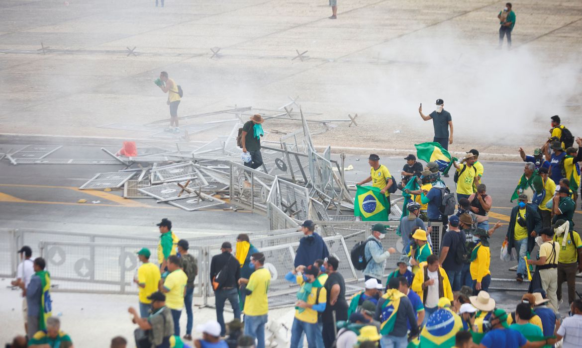 Manifestantes invadem Congresso, Planalto e STF