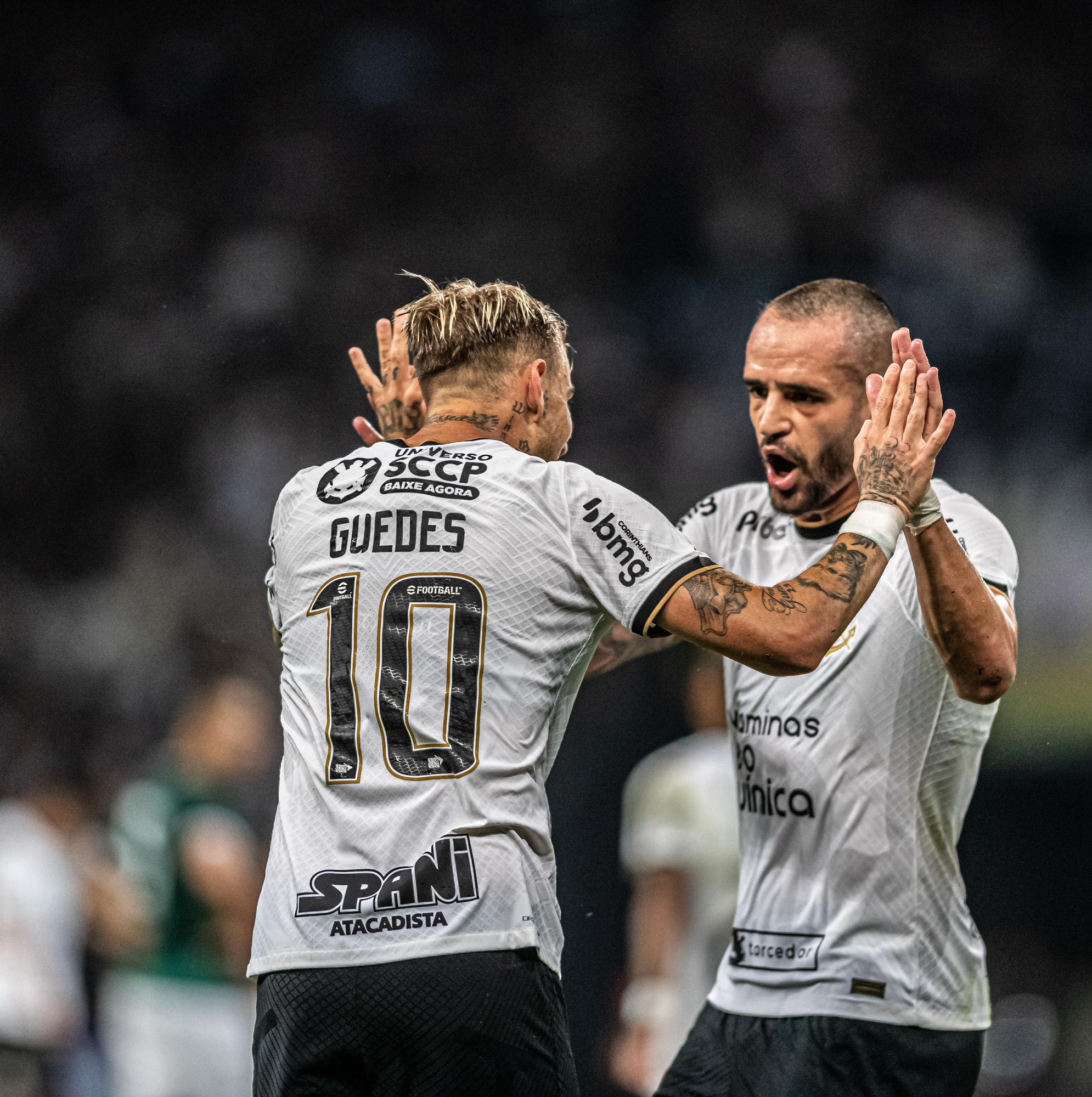 Corinthians vence Guarani após sofrer gol no início da partida