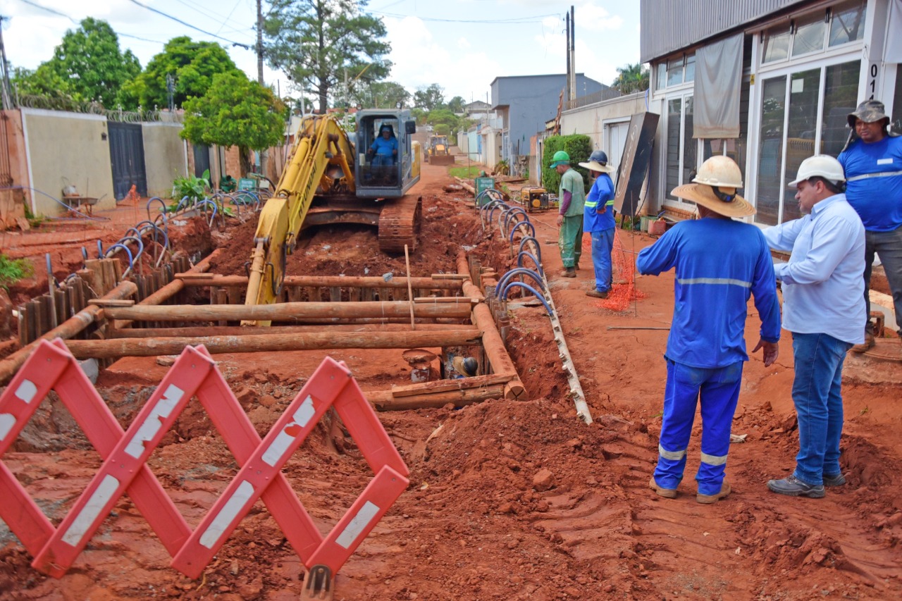 Rebaixamento do lençol freático e condições climáticas favoráveis melhoram o andamento das obras de macrodrenagem e prevenção de enchentes na Rua 20