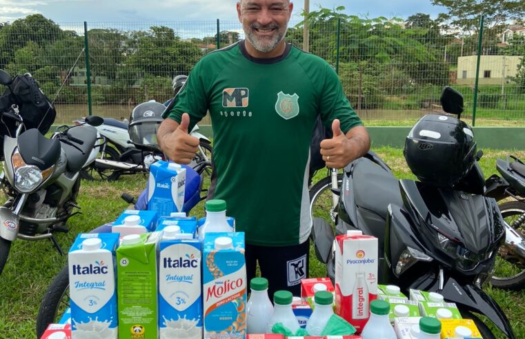 Amigos arrecadam leite em jogo de final de ano