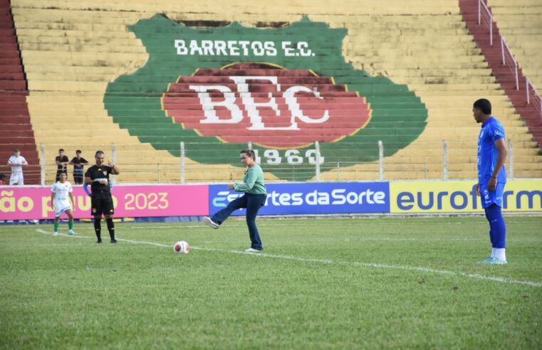 Prefeita Paula deu pontapé inicial em partida do Tourinho