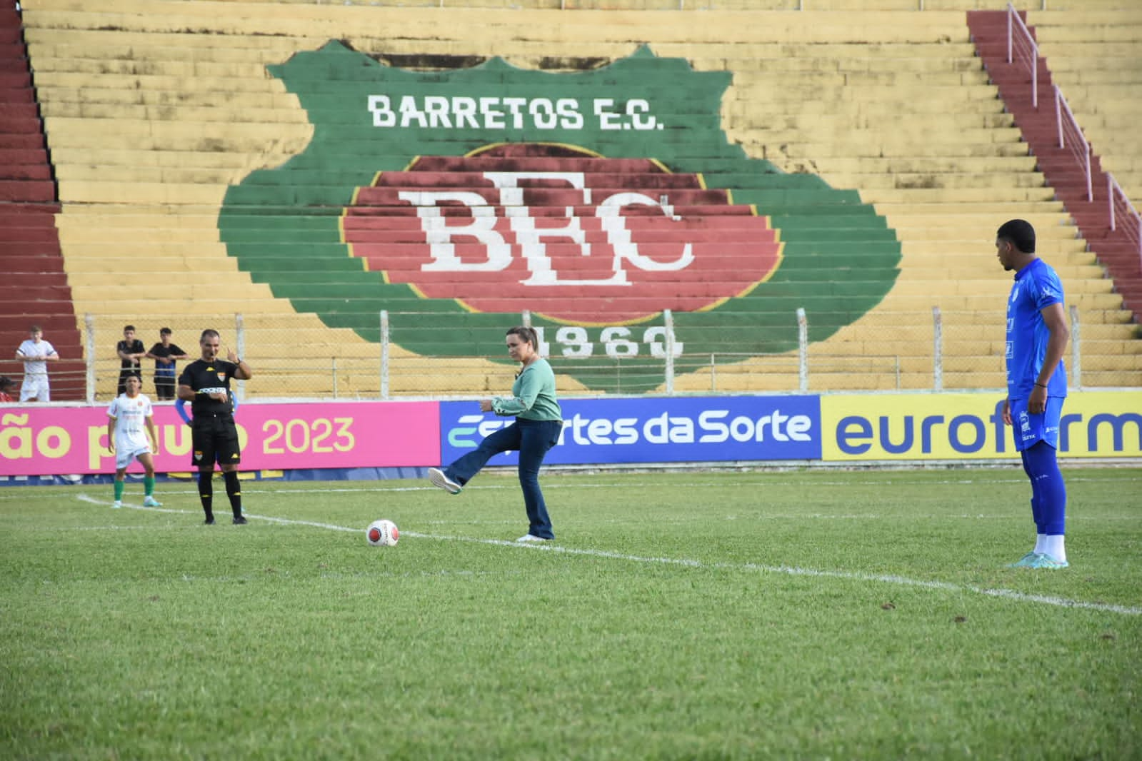 Prefeita Paula deu pontapé inicial em partida do Tourinho