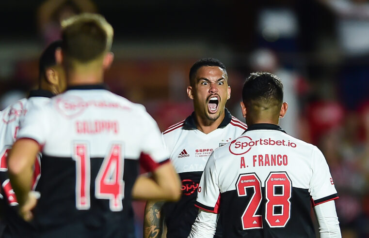 São Paulo goleia a Portuguesa no Morumbi