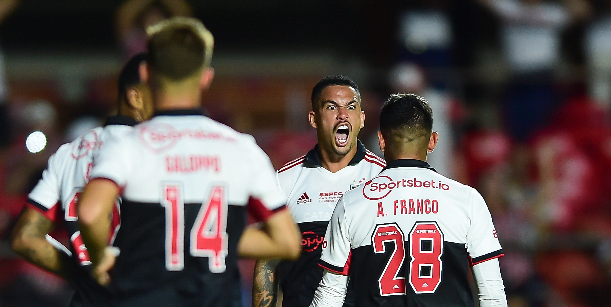 São Paulo goleia a Portuguesa no Morumbi