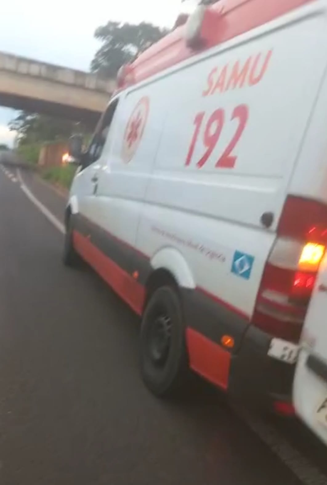 Motorista é socorrido com suspeita de fratura no braço e perna na Assis Chateaubrind