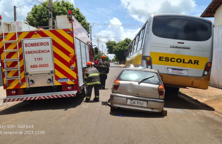 Bombeiros socorre vítima ferida após colisão na traseira de ônibus