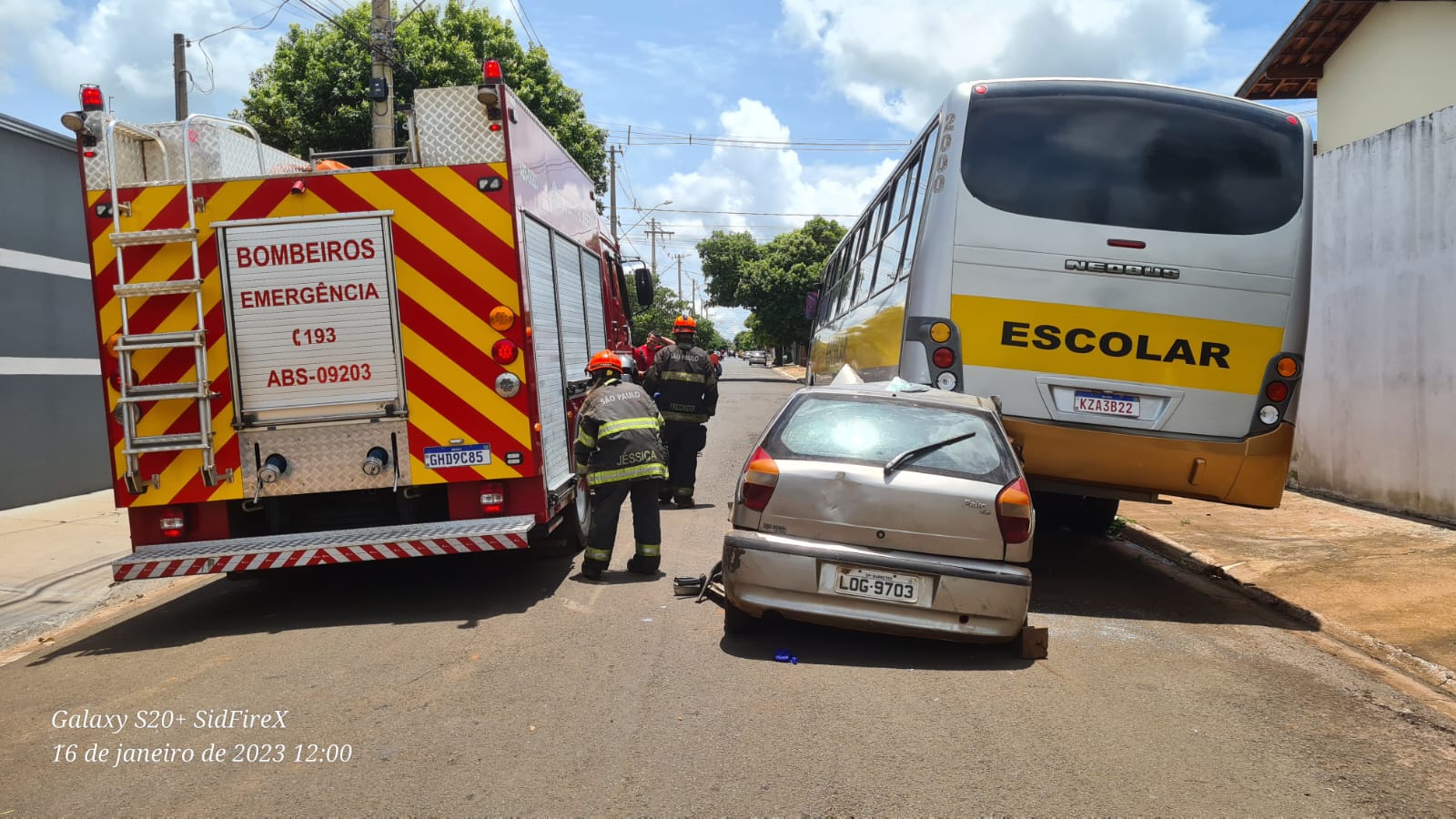 Bombeiros socorre vítima ferida após colisão na traseira de ônibus