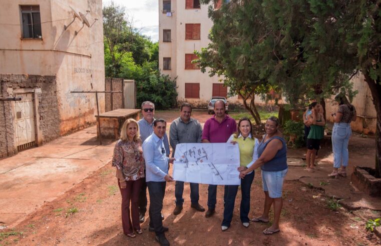 Prefeita Paula Lemos visita Conjunto Habitacional Newton Siqueira Sopa e apresenta projeto de pavimentação