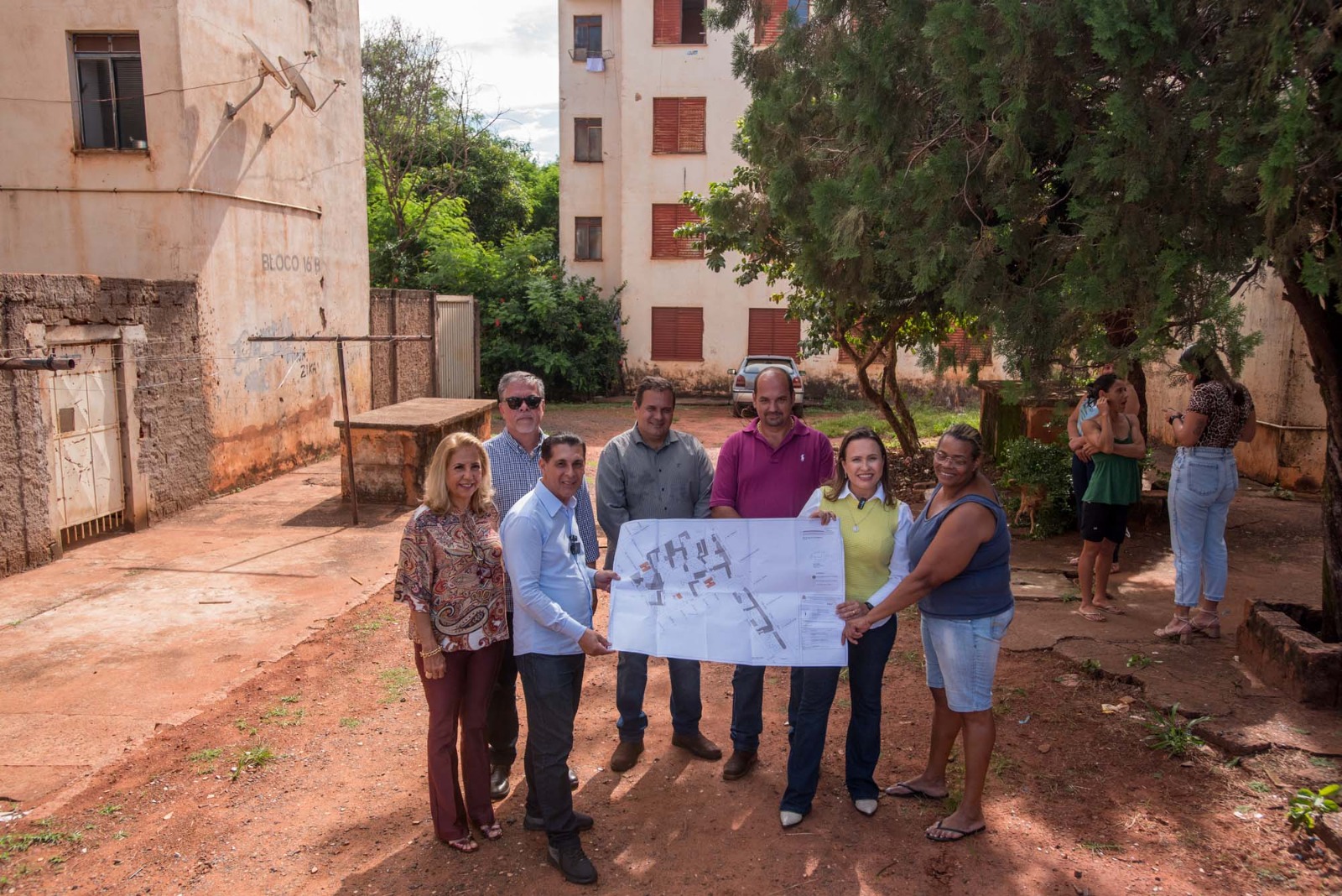 Prefeita Paula Lemos visita Conjunto Habitacional Newton Siqueira Sopa e apresenta projeto de pavimentação